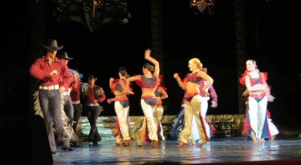 В Севастополе при полном аншлаге и под гром аплодисментов прошел праздничный концерт "Комплимент от двух друзей"