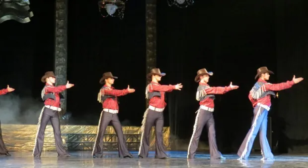 В Севастополе при полном аншлаге и под гром аплодисментов прошел праздничный концерт "Комплимент от двух друзей"