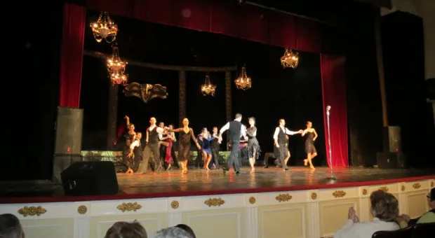 В Севастополе при полном аншлаге и под гром аплодисментов прошел праздничный концерт "Комплимент от двух друзей"