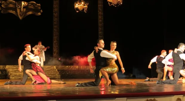 В Севастополе при полном аншлаге и под гром аплодисментов прошел праздничный концерт "Комплимент от двух друзей"