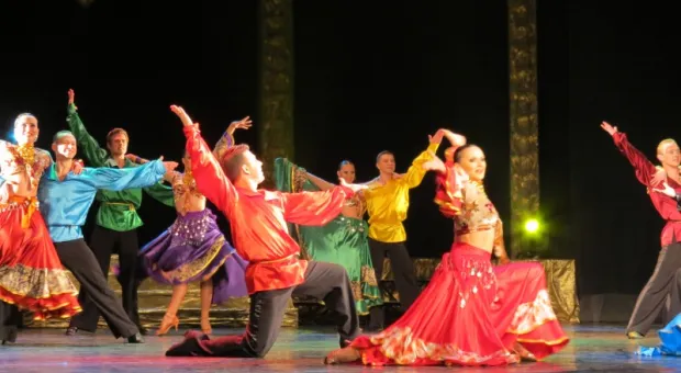 В Севастополе при полном аншлаге и под гром аплодисментов прошел праздничный концерт "Комплимент от двух друзей"