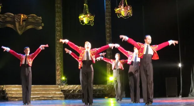 В Севастополе при полном аншлаге и под гром аплодисментов прошел праздничный концерт "Комплимент от двух друзей"