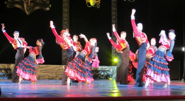 В Севастополе при полном аншлаге и под гром аплодисментов прошел праздничный концерт "Комплимент от двух друзей"