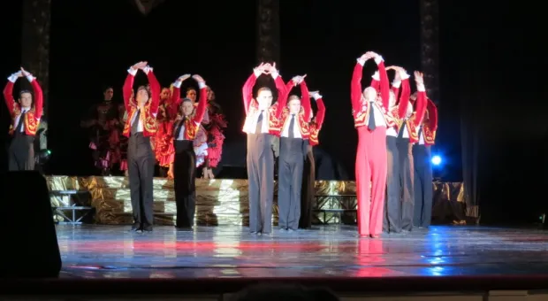 В Севастополе при полном аншлаге и под гром аплодисментов прошел праздничный концерт "Комплимент от двух друзей"