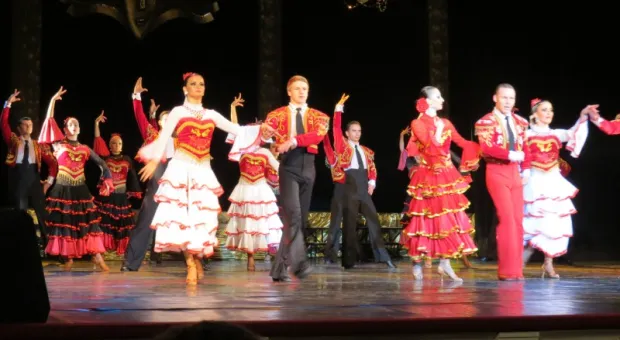 В Севастополе при полном аншлаге и под гром аплодисментов прошел праздничный концерт "Комплимент от двух друзей"