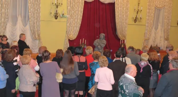 В Севастополе при полном аншлаге и под гром аплодисментов прошел праздничный концерт "Комплимент от двух друзей"