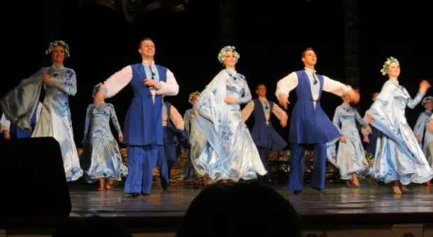 В Севастополе при полном аншлаге и под гром аплодисментов прошел праздничный концерт "Комплимент от двух друзей"