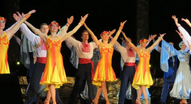 В Севастополе при полном аншлаге и под гром аплодисментов прошел праздничный концерт "Комплимент от двух друзей"