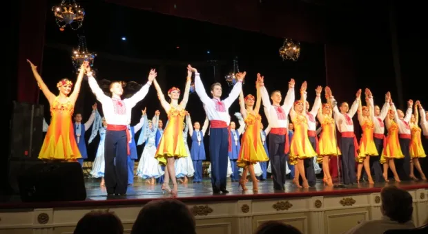 В Севастополе при полном аншлаге и под гром аплодисментов прошел праздничный концерт "Комплимент от двух друзей"