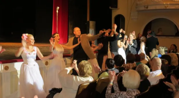 В Севастополе при полном аншлаге и под гром аплодисментов прошел праздничный концерт "Комплимент от двух друзей"