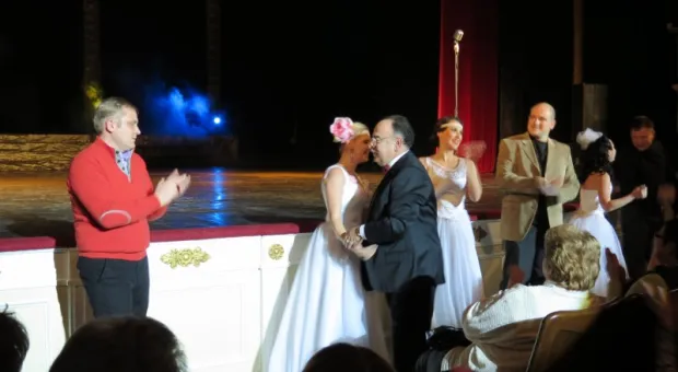 В Севастополе при полном аншлаге и под гром аплодисментов прошел праздничный концерт "Комплимент от двух друзей"