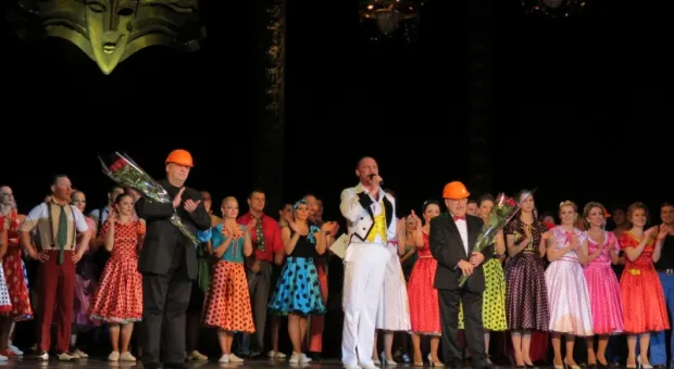 В Севастополе при полном аншлаге и под гром аплодисментов прошел праздничный концерт "Комплимент от двух друзей"