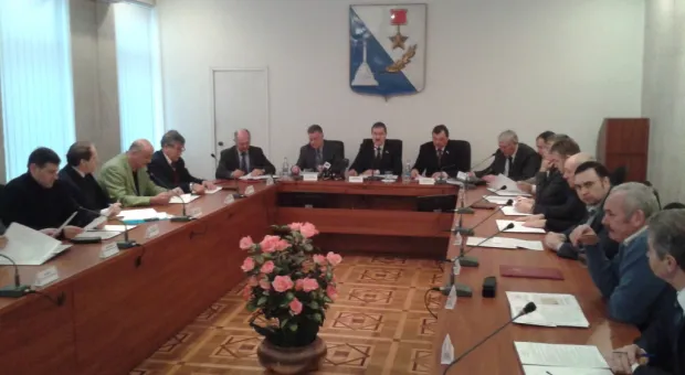 Президиум городского совета сопровождали протестные плакаты «Ульяновских дворов», но Дойников настаивает, что «всё по закону»