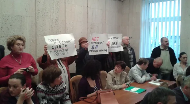 Президиум городского совета сопровождали протестные плакаты «Ульяновских дворов», но Дойников настаивает, что «всё по закону»