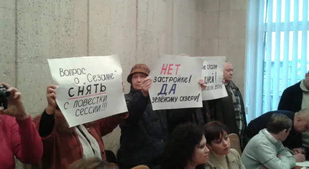 Президиум городского совета сопровождали протестные плакаты «Ульяновских дворов», но Дойников настаивает, что «всё по закону»