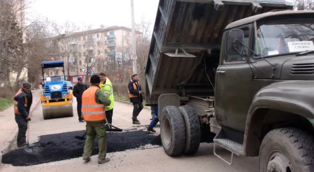 Латочный ремонт дорог в Севастополе идёт полным ходом