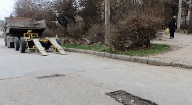 Латочный ремонт дорог в Севастополе идёт полным ходом