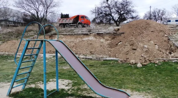 Скандально известный котлован на севастопольском пляже "Солнечный"... засыпают!