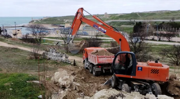 Скандально известный котлован на севастопольском пляже "Солнечный"... засыпают!