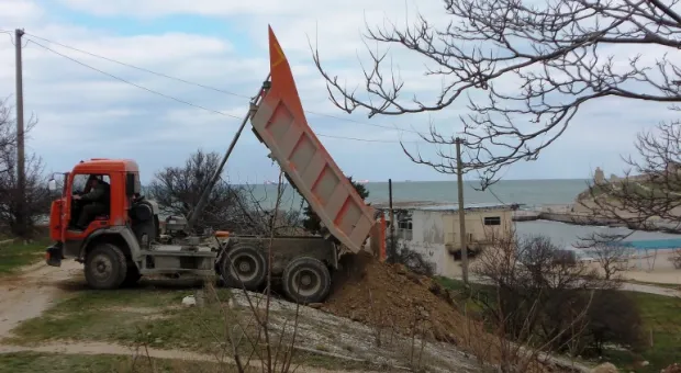 Скандально известный котлован на севастопольском пляже "Солнечный"... засыпают!