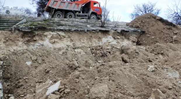 Скандально известный котлован на севастопольском пляже "Солнечный"... засыпают!