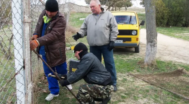 Скандально известный котлован на севастопольском пляже "Солнечный"... засыпают!