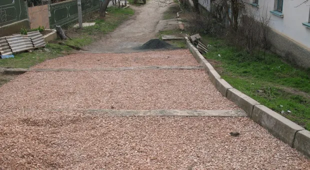 Жители улицы Полоцкая самостоятельно пытаются обустроить дорогу, но призывают власть помочь