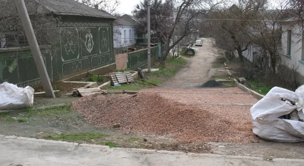 Жители улицы Полоцкая самостоятельно пытаются обустроить дорогу, но призывают власть помочь