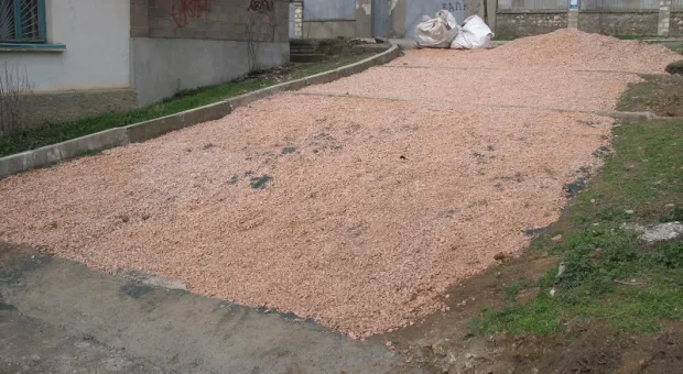 Жители улицы Полоцкая самостоятельно пытаются обустроить дорогу, но призывают власть помочь