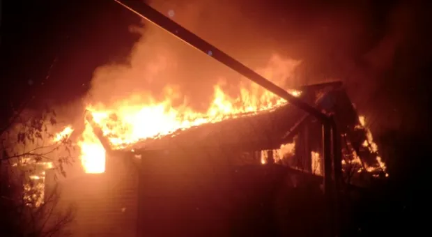 В Севастополе горел трёхэтажный деревянный дом