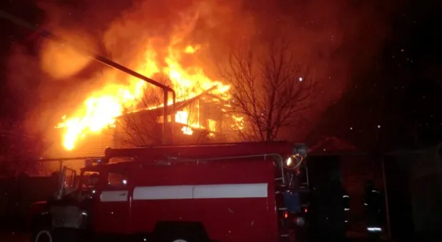 В Севастополе горел трёхэтажный деревянный дом