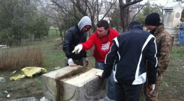 На Братском кладбище Севастополя проведен субботник