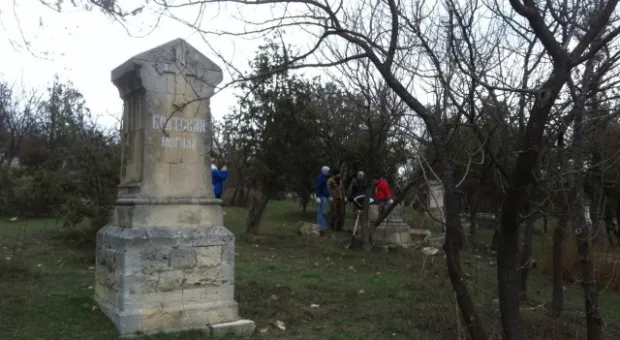 На Братском кладбище Севастополя проведен субботник