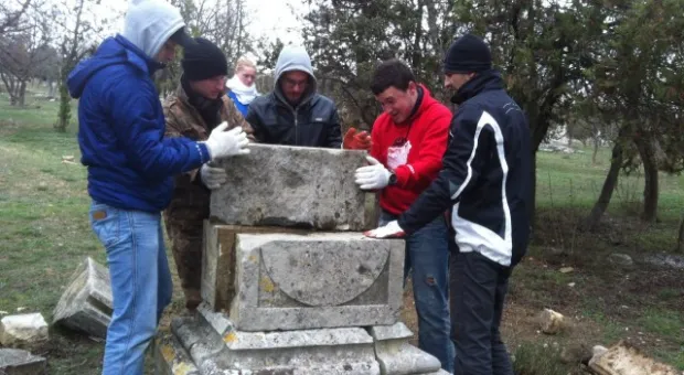 На Братском кладбище Севастополя проведен субботник