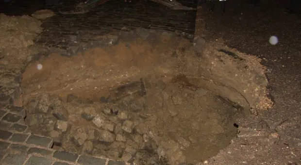 На улице Кожанова в Севастополе провалился участок дороги