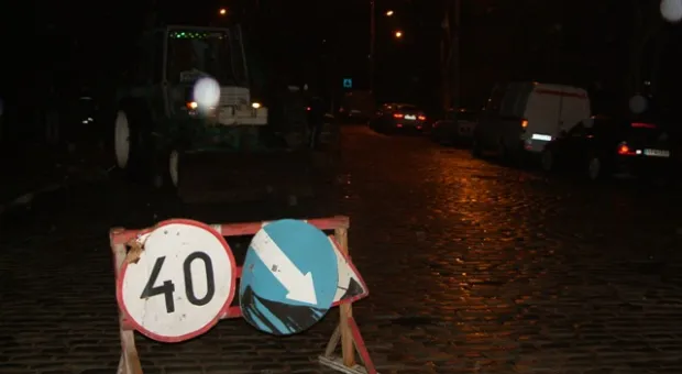 На улице Кожанова в Севастополе провалился участок дороги