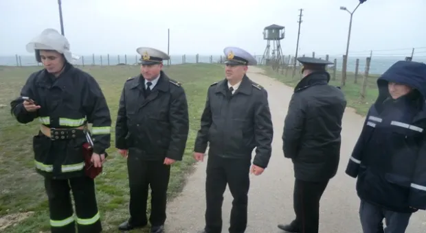 На совместных учениях спасатели и военные Севастополя тушили загоревшееся топливо