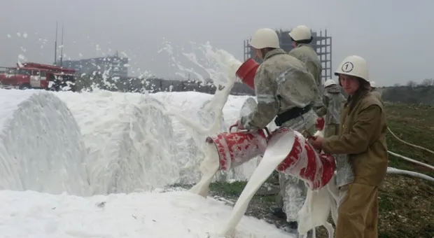 На совместных учениях спасатели и военные Севастополя тушили загоревшееся топливо