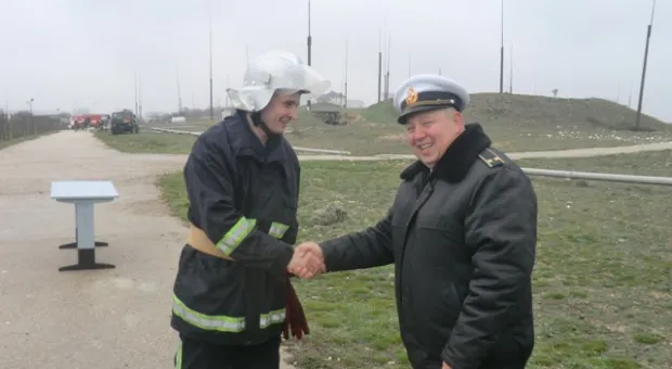 На совместных учениях спасатели и военные Севастополя тушили загоревшееся топливо