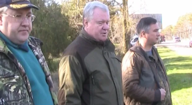 У охотников кончилось терпение и они решили сами убрать мусор из леса вдоль президентской трассы