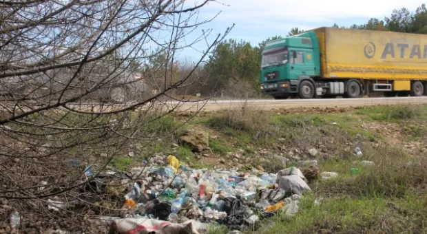 У охотников кончилось терпение и они решили сами убрать мусор из леса вдоль президентской трассы