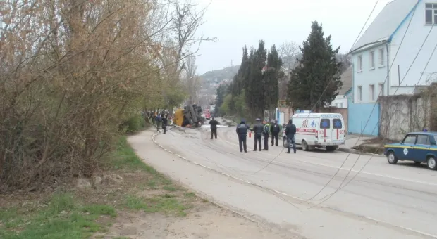 В Балаклавском районе Севастополя произошла страшная авария. Бензовоз снёс столб и смял легковушку