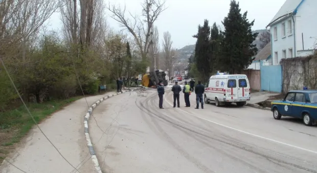 В Балаклавском районе Севастополя произошла страшная авария. Бензовоз снёс столб и смял легковушку