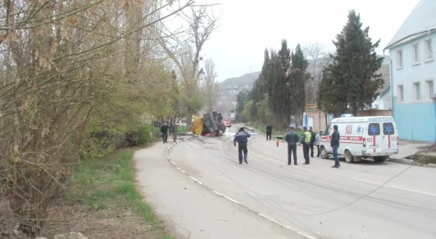 В Балаклавском районе Севастополя произошла страшная авария. Бензовоз снёс столб и смял легковушку