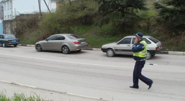 В Балаклавском районе Севастополя произошла страшная авария. Бензовоз снёс столб и смял легковушку