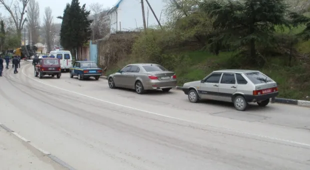 В Балаклавском районе Севастополя произошла страшная авария. Бензовоз снёс столб и смял легковушку