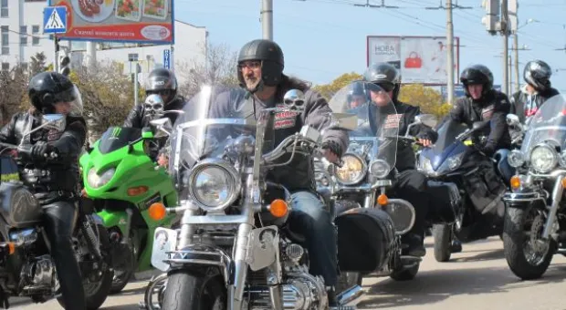 В Севастополе байкеры и автоинспекторы устроили совместный мотопробег