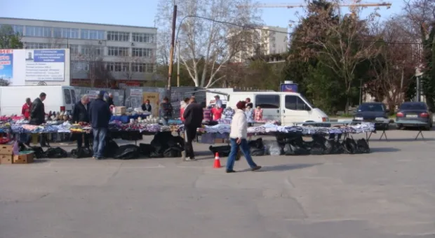 Севастополь встретил кабминовский субботник загаженной Артбухтой и торговлей с ящиков