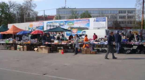 Севастополь встретил кабминовский субботник загаженной Артбухтой и торговлей с ящиков