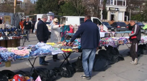 Севастополь встретил кабминовский субботник загаженной Артбухтой и торговлей с ящиков